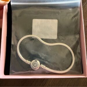 Pandora Moments Sparkling Crown O
Snake Chain Bracelet